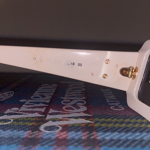 Retro CHANEL Sunglasses - Picture 5 of 5